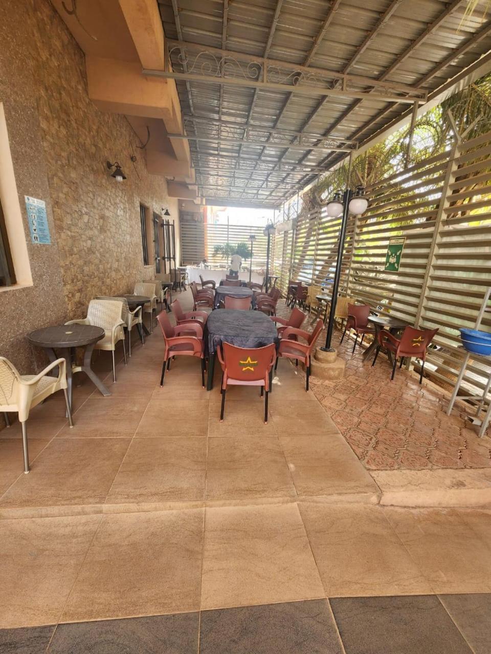 Hotel Les Fleurettes Уагадугу Екстериор снимка